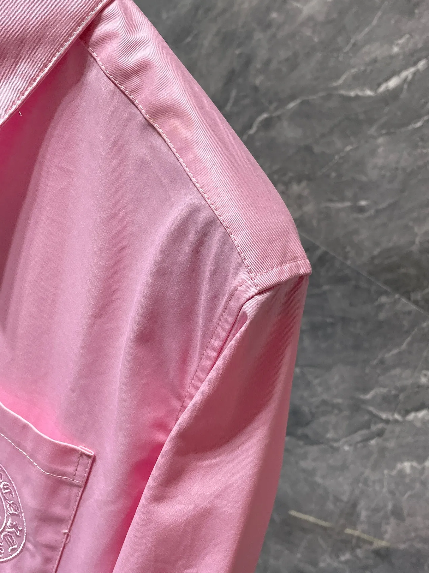 P256 Chrome Hearts shirt series Embroidered colorful classic cross horseshoe patchwork leather twill shirt Original model opening, customized version with high weight bronze silver buckle Specially customized version of the original shirt fabric Can be worn as a jacket or as a base Recommended color: pink Size: S, M, L, XL